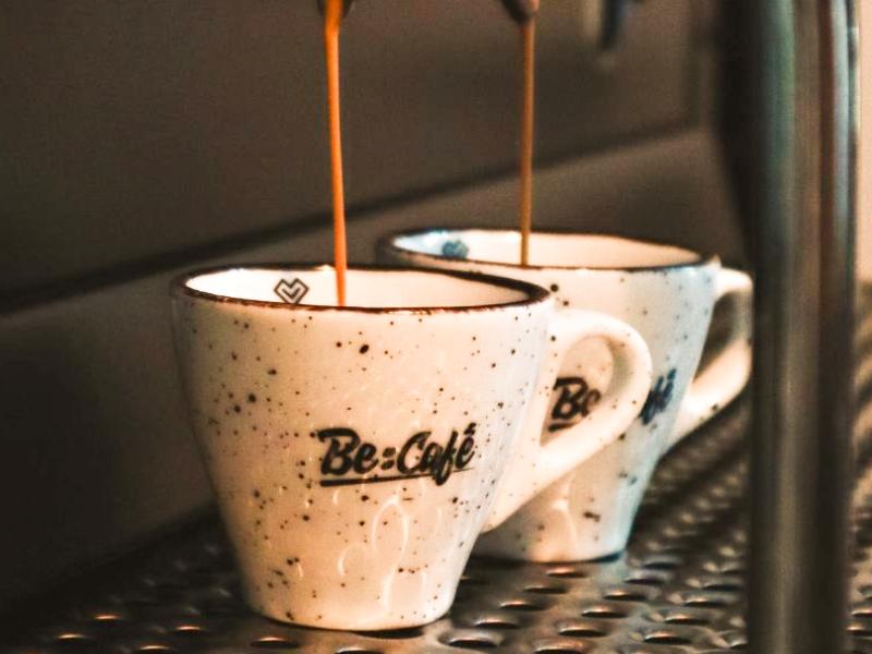 Espresso extrakcia do dvoch porcelánových šálok Be:Café