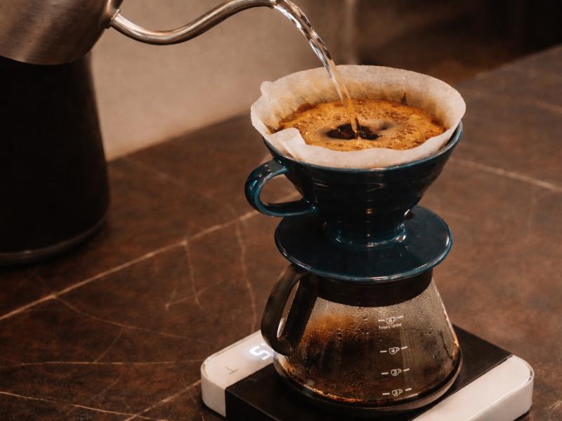 Príprava filtrovanej kávy cez V60 dripper s kanvicou na váhe
