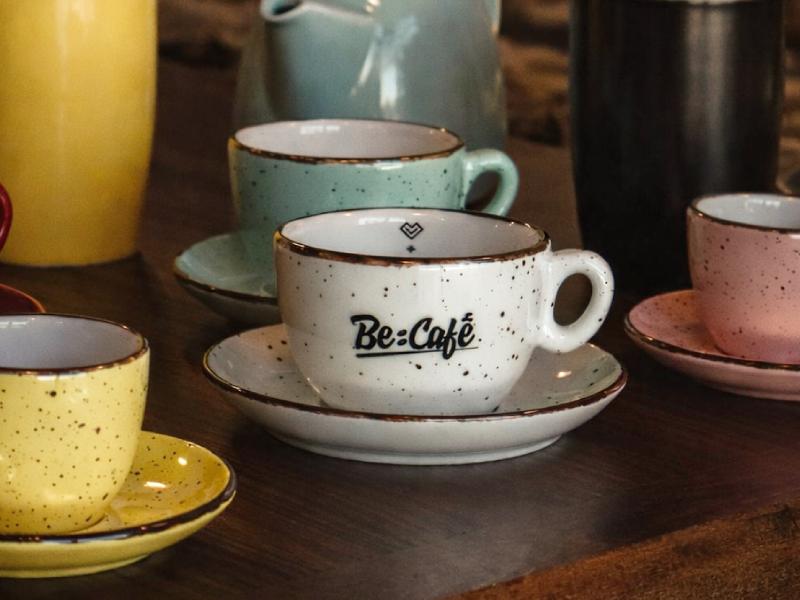 Porcelánové šálky na kávu Be:Café v rôznych farbách s podšálkami