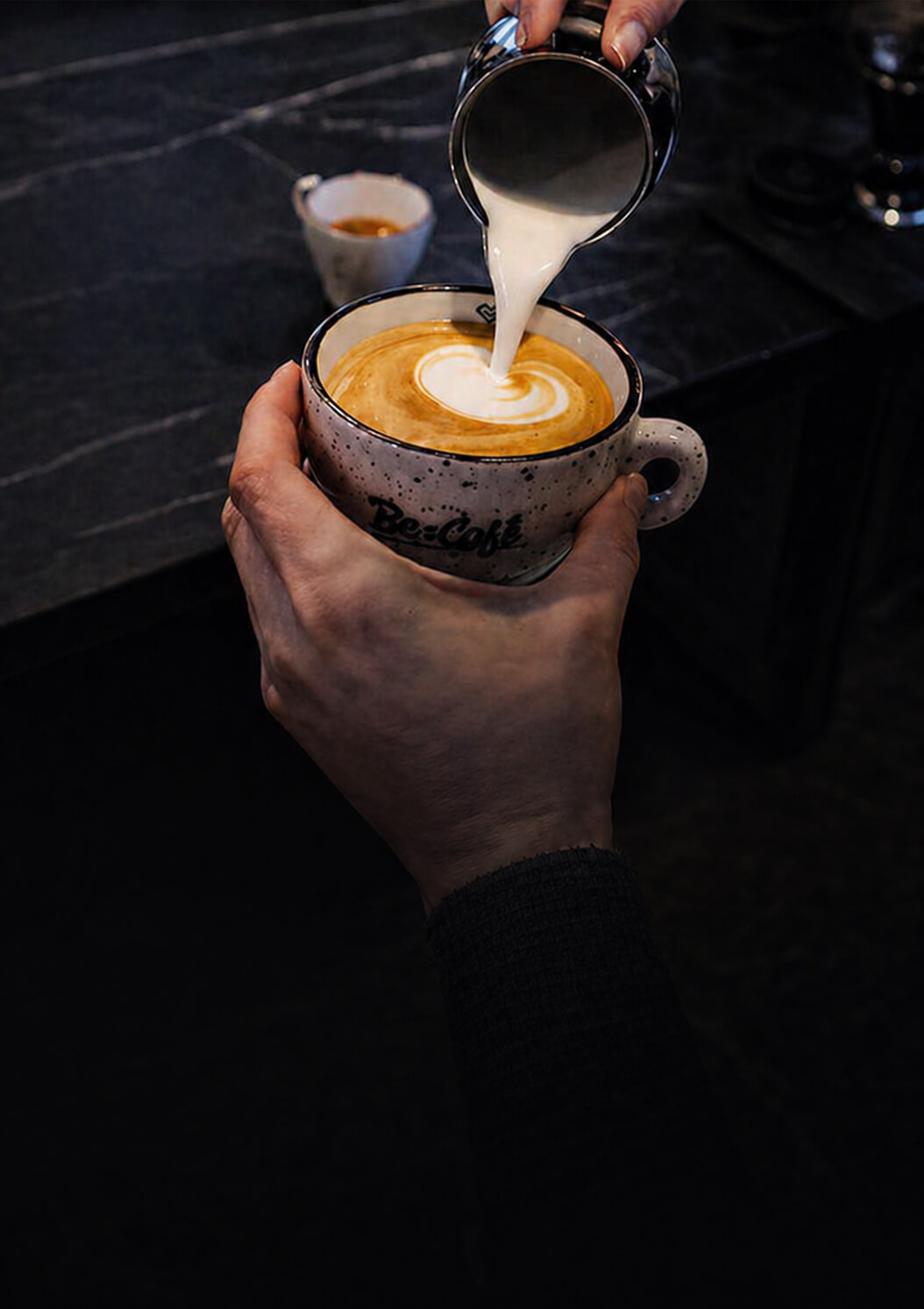 Príprava cappuccina s čerstvo praženou kávou Be:Café