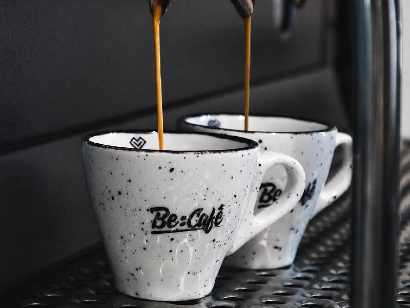 Espresso extrakcia do dvoch porcelánových šálok Be:Café