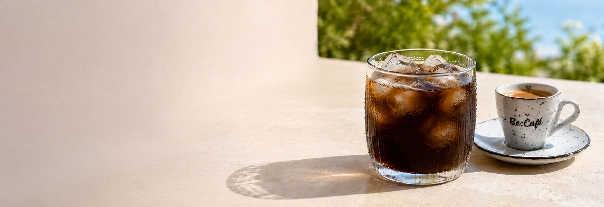 Ľadová káva a espresso Be:Café na letnej terase