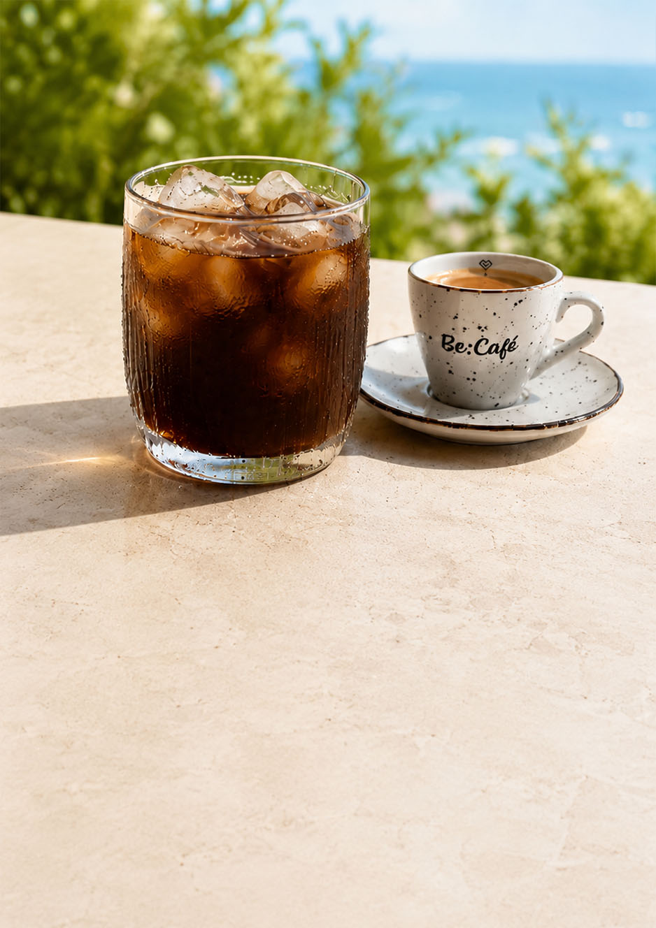 Ľadová káva a espresso Be:Café v letnej scenérii