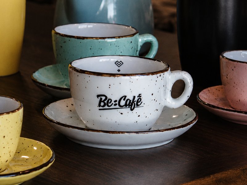 Porcelánové šálky na kávu Be:Café v rôznych farbách s podšálkami