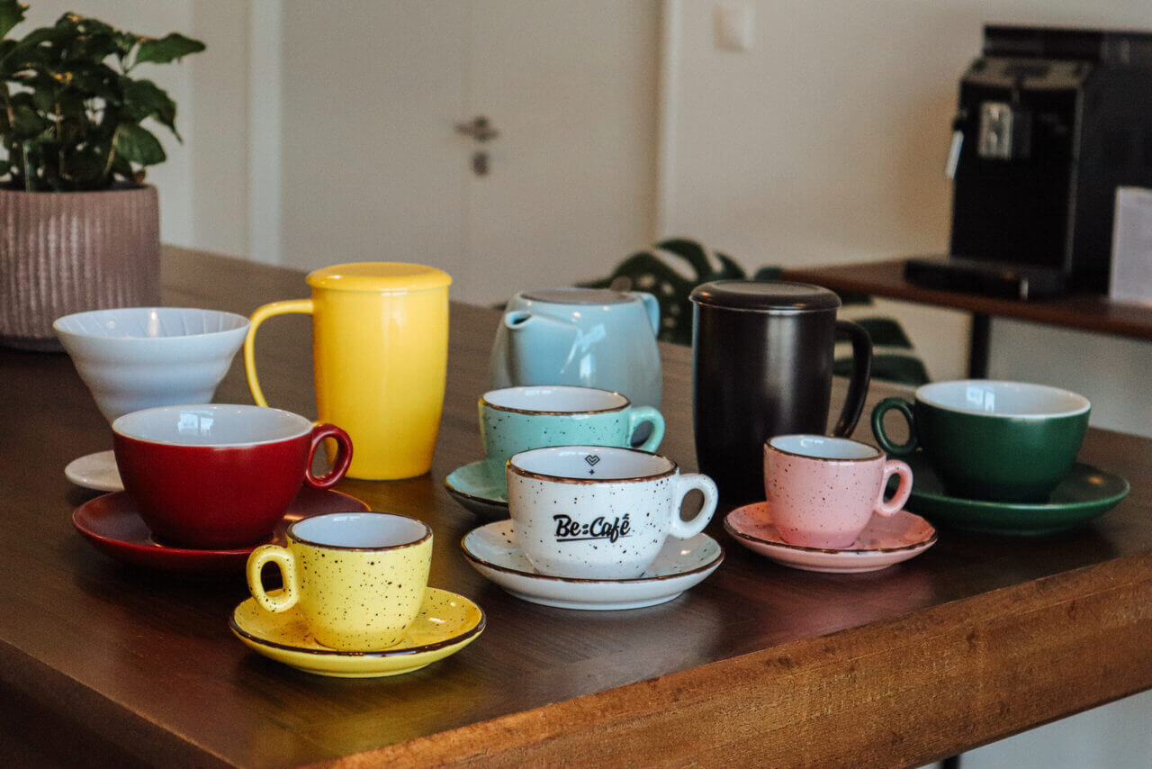 Farebné keramické šálky a hrnčeky na kávu vrátane espresso šálky Be:Café