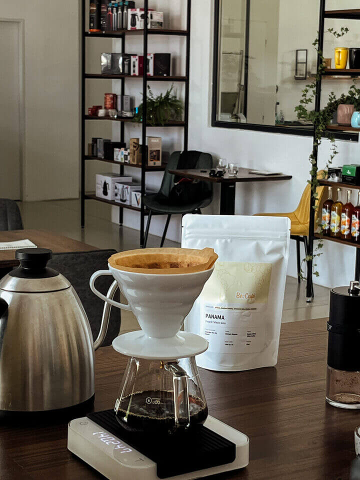 Príprava filtrovanej kávy pomocou V60 drippera s kávou Be:Café