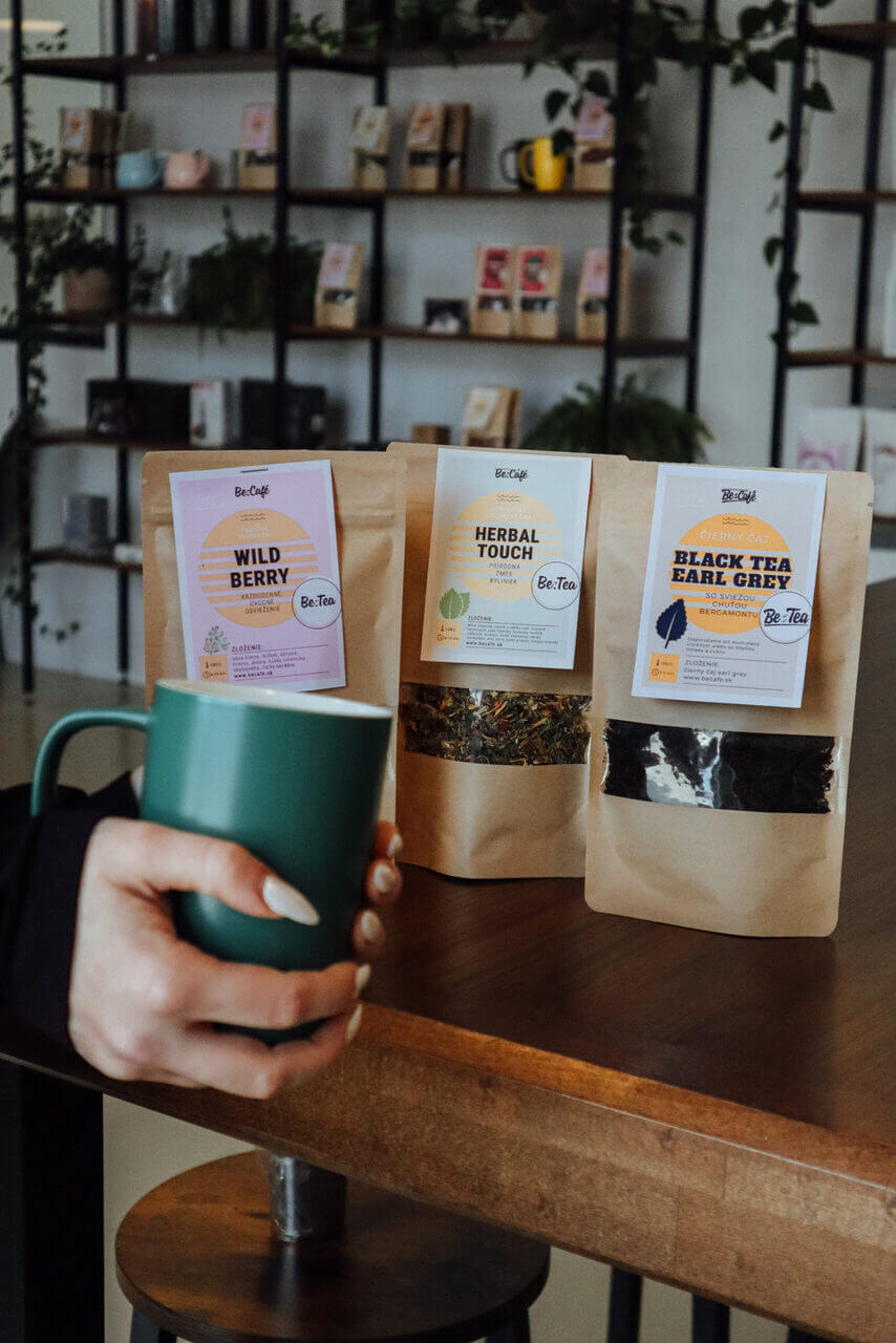 Sypané čaje Be:Tea Wild Berry, Herbal Touch a Black Tea Earl Grey s keramickým hrnčekom